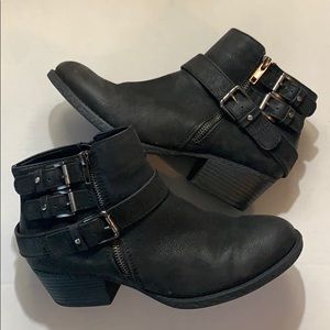 Sonoma black buckle booties